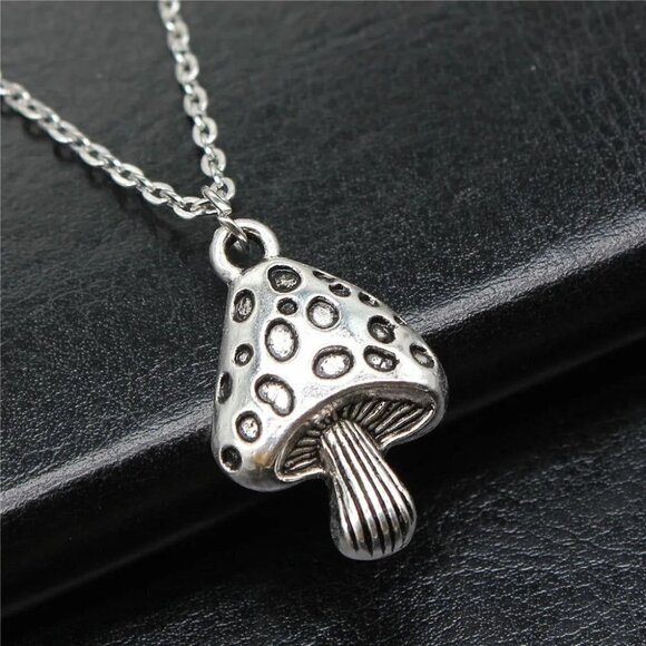 Antiqued Silver Spotted Mushroom Psychedelic Shroom Pendant Chain Necklace - Picture 1 of 5